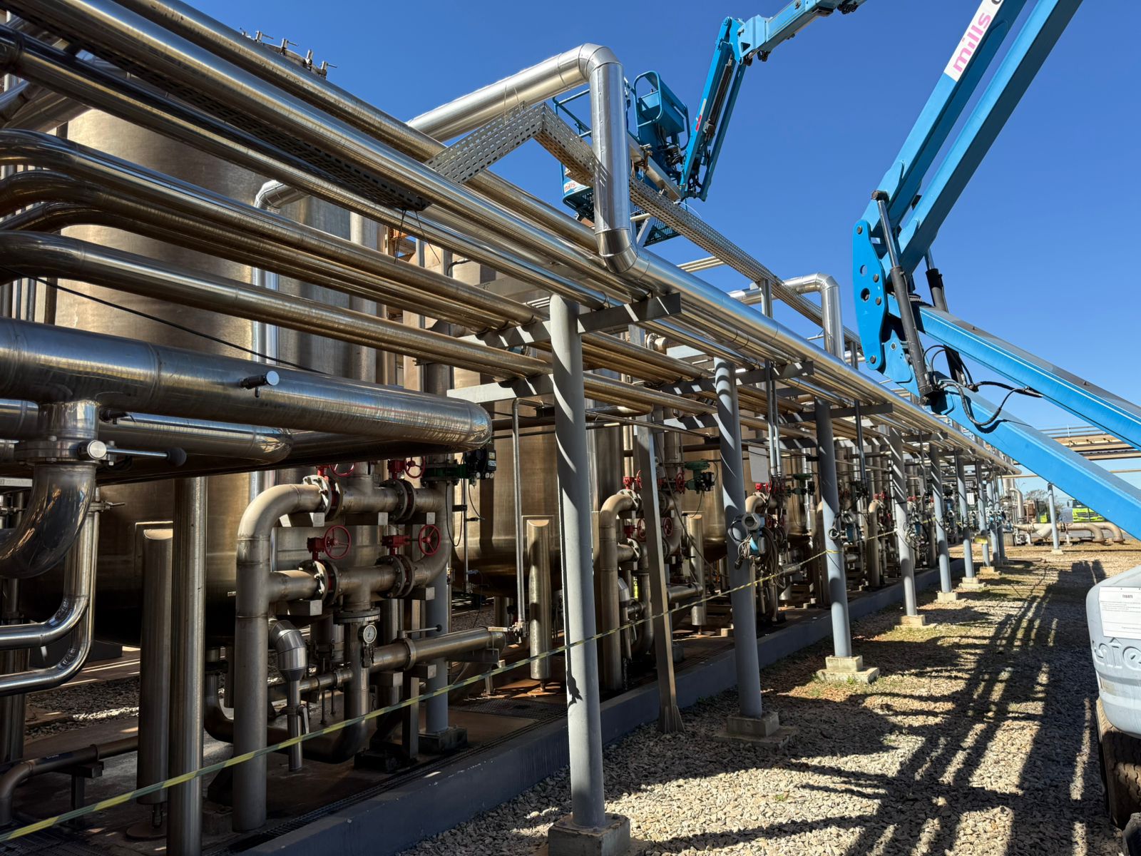 Tubulações e equipamentos de uma planta industrial em operação