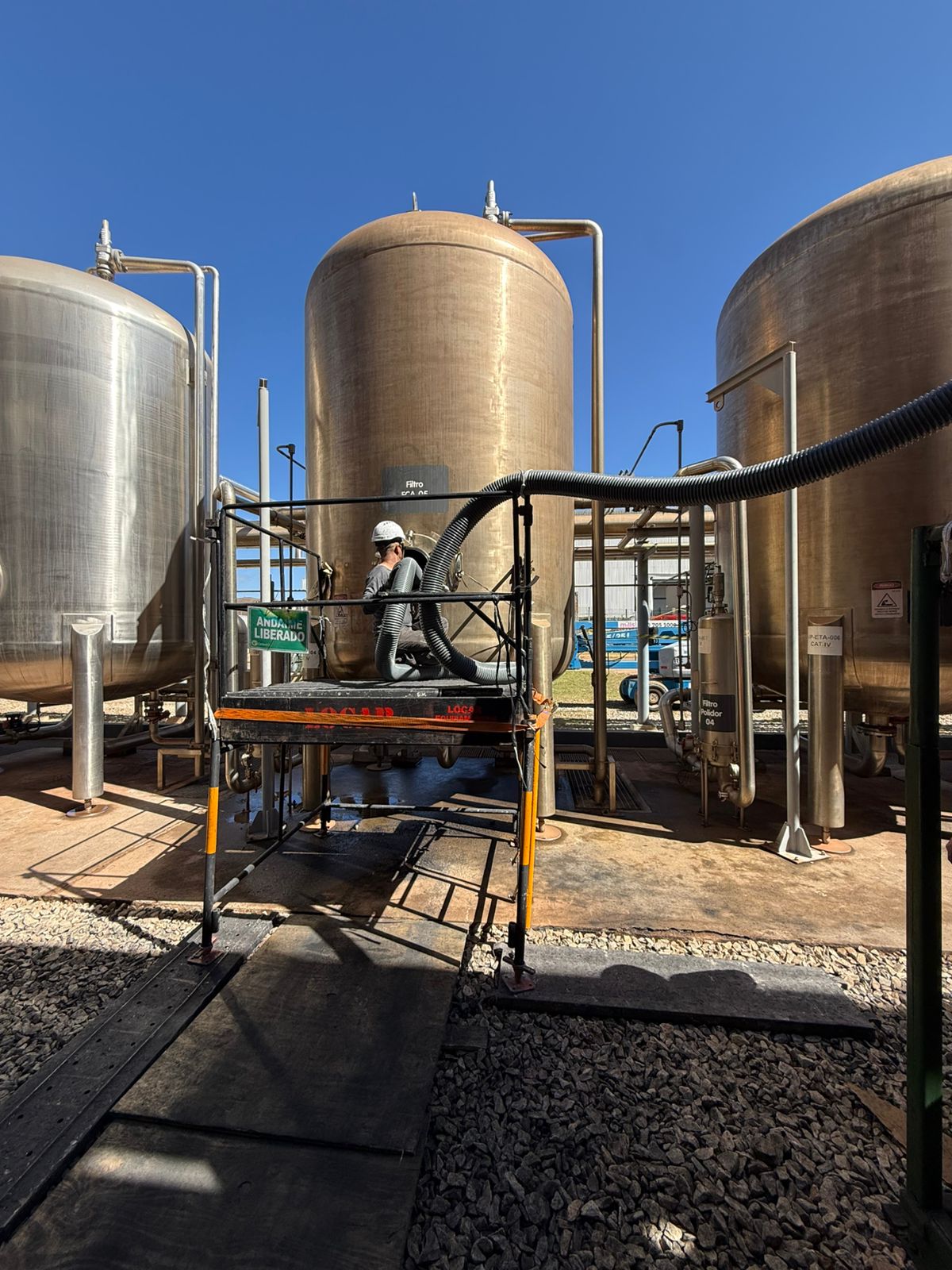 Equipe da Carbon Life em operação junto aos tanques industriais